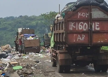 Antisipasi Kebakaran di Musim Kemarau, Damkar Semarang Mulai Penyiraman Rutin di TPA Jatibarang