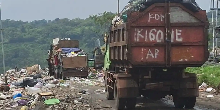 Antisipasi Kebakaran di Musim Kemarau, Damkar Semarang Mulai Penyiraman Rutin di TPA Jatibarang