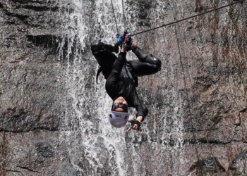 Serunya Canyoning di Curug Bendang Luhur Pekalongan, Wisatawan Diajak Turun Air Terjun dengan Tali
