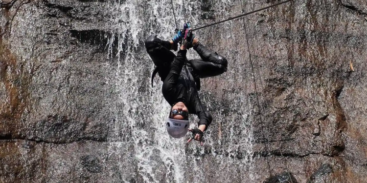 Serunya Canyoning di Curug Bendang Luhur Pekalongan, Wisatawan Diajak Turun Air Terjun dengan Tali
