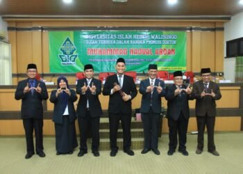 Muhammad Naoval Ardan bersama Dosen penguji setelah resmi menyandang gelar doktor setelah sukses mempertahankan disertasinya di Universitas Islam Negeri (UIN) Walisongo Semarang