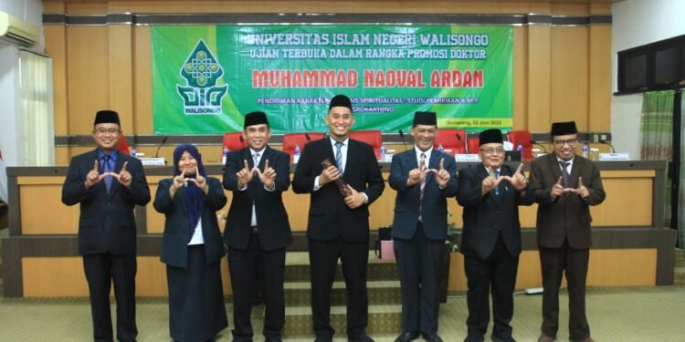 Muhammad Naoval Ardan bersama Dosen penguji setelah resmi menyandang gelar doktor setelah sukses mempertahankan disertasinya di Universitas Islam Negeri (UIN) Walisongo Semarang
